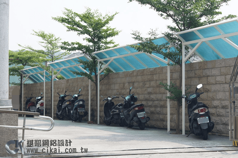 【工程實績】八里景光養護中心--玻璃雨遮及停車位PC板雨遮