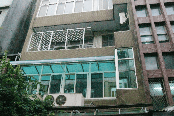 【工程實績】台北金門街-氣密窗、PC板遮雨棚、活動百葉窗
