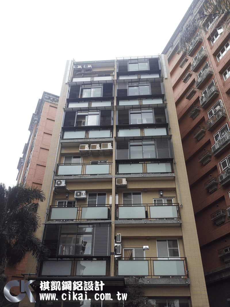 【工程實績】好室多社區---活動大百葉、PC遮雨棚、鋁製穿梭管