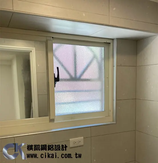 棋凱鋼鋁-不透明(隱密性)玻璃：反射、壓花、噴砂、有色、膠合白膜